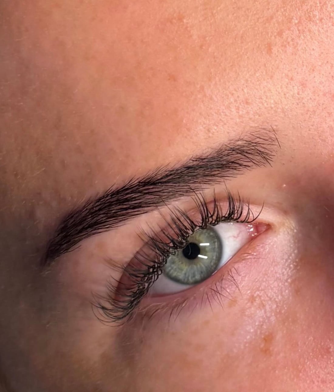 A finished lash and brow look at Bonnie and Co